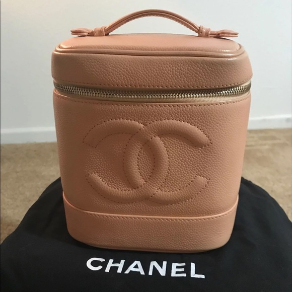 CHANEL Handbags - Vintage EUC Peach/ Blush Pink Chanel Vanity purse